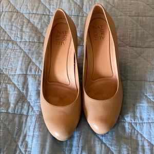 Naturalized round toed pump Michelle style